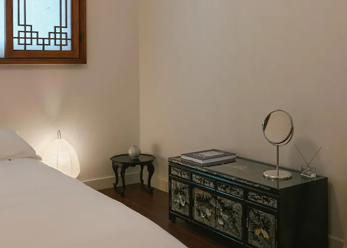 Station ㅣthe Interior Of A Hanok With A Terrace * ソウル特別市